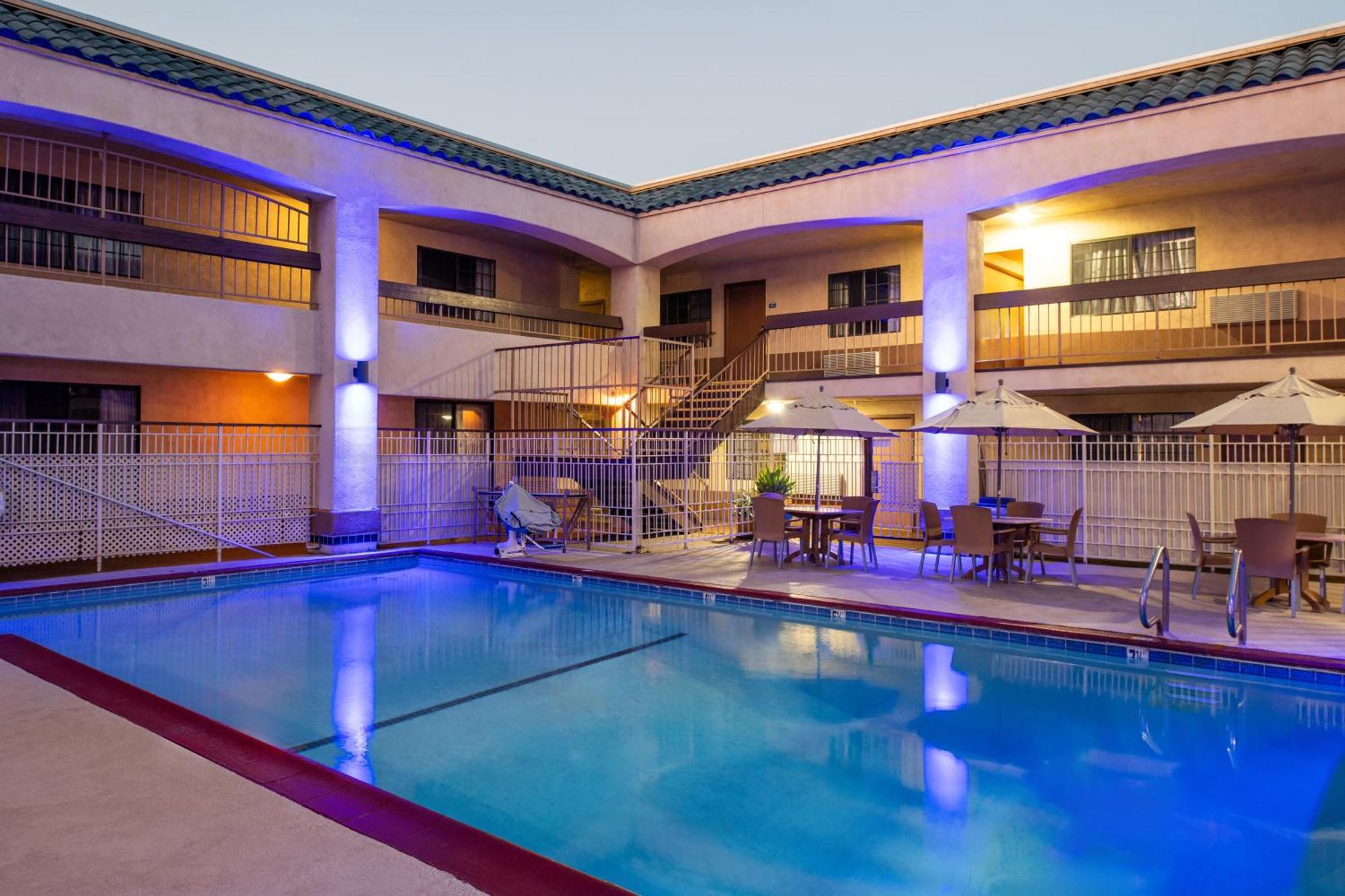 Days Inn & Suites By Wyndham Artesia Exterior photo